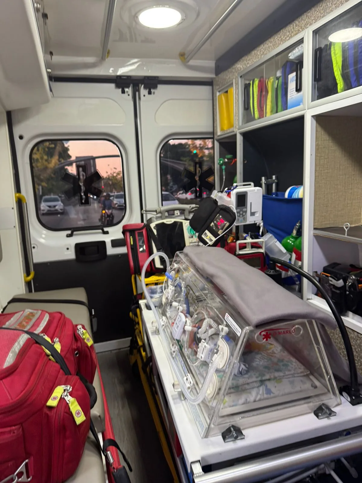 Ambulancia D'Marlo con equipo para servicio de incubadora neonatal