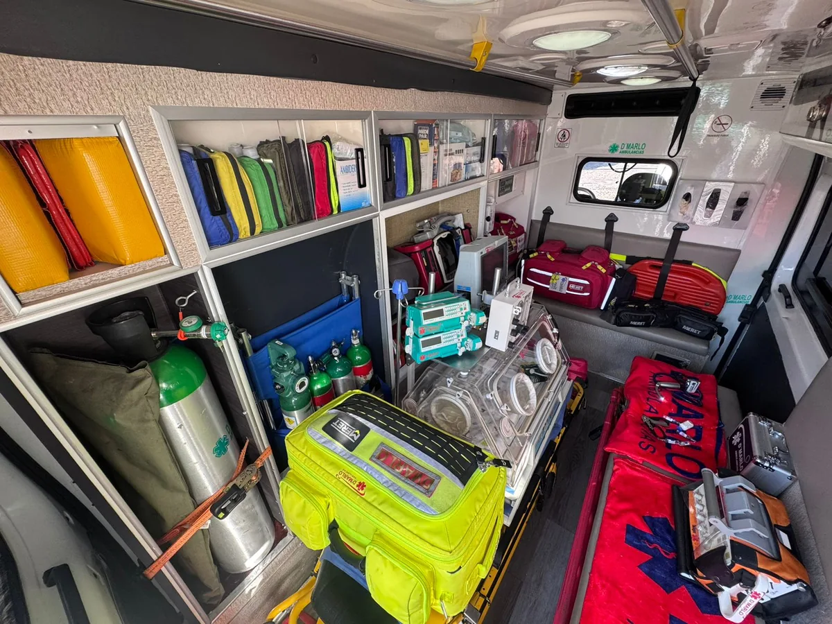 Interior de ambulancia D'Marlo equipada para terapia intensiva